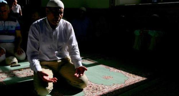 A believer during a prayer. Photo by Aziz Karimov for the "Caucasian Knot"