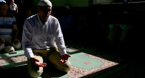 A believer during a prayer. Photo by Aziz Karimov for the "Caucasian Knot"