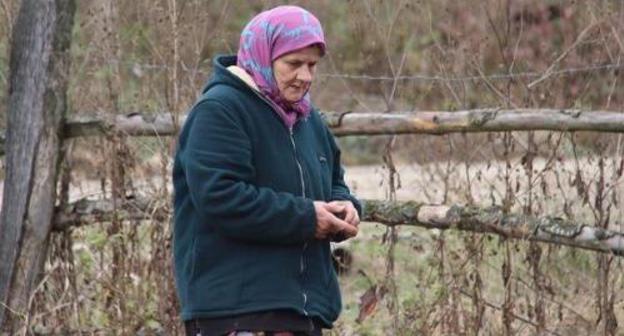 A former resident of the village of Dattykh came to visit her house. Photo by Umar Yovloy for the "Caucasian Knot"