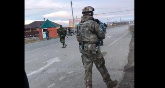 The police photos made near the checkpoint in Shosseynaya street in Grozny. Screenshot of the "Operative Line"