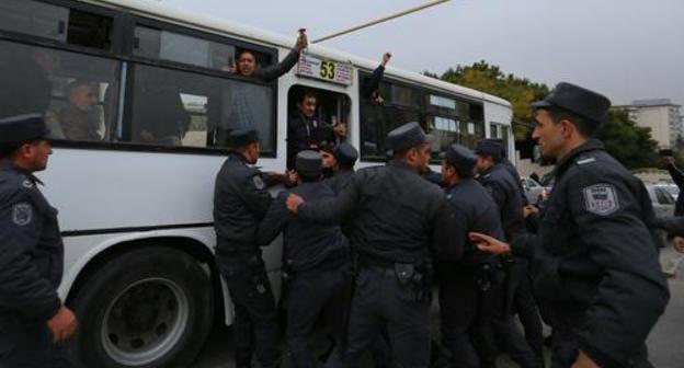 Police detain activists of the Popular Front Party of Azerbaijan, November 17, 2018. Photo by Aziz Karimov for the Caucasian Knot