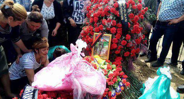 A funeral of the Azerbaijani soldier. Photo Sputnik / İlham Mustafa https://az.sputniknews.ru/karabakh/20180521/415422060/karabakh-armjane-obstrel-smert-soldat.html