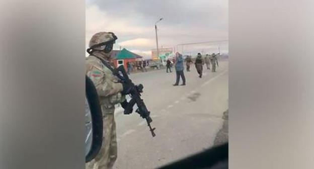 The police photos made near the checkpoint in Shosseynaya street in Grozny. Screenshot of the "Operative Line"