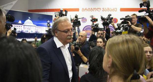 Grigol Vashadze with journalists. Photo: © Sputnik / Alex Shlamov, https://sputnik-georgia.ru/election-2018/20181129/243218545/Gruzinskaya-oppozitsiya-obyavila-o-planakh---itogi-vyborov-oni-ne-priznayut-.html