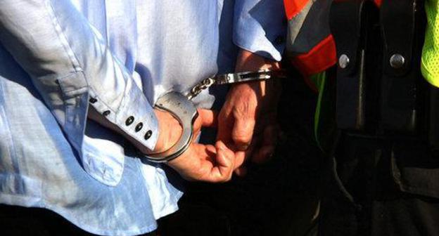 Detention. Photo: CC BY 2.0 / TAR SANDS BLOCKADE / DARRYL HANNAH IN HANDCUFFS