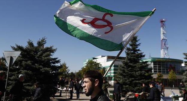 Activist holding Ingushetia flag. Photo: REUTERS/Maxim Shemetov