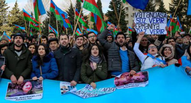 Rally participants holding portraits of Azerbaijani political prisoners. Photo by Aziz Karimov for the Caucasian Knot