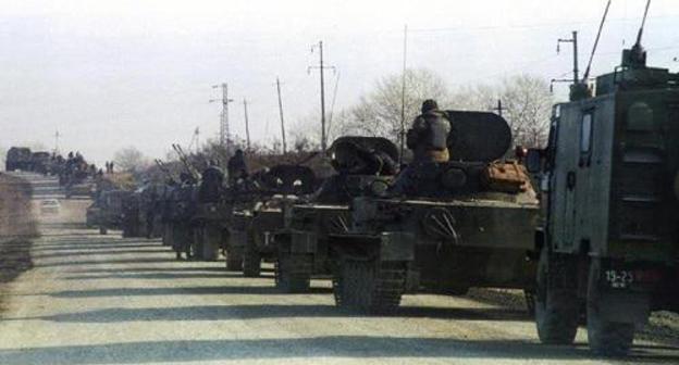 Tanks and armoured fighting vehicles of the Russian army enter the village of Tolstoy-Yurt on December 11, 1994. Photo: REUTERS