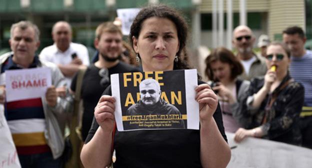 Leyla Mustafaeva with her husband's photo at a protest action in Tbilisi on June 1, 2017. Photo: Mzia Saganelidze (RFE/RL)