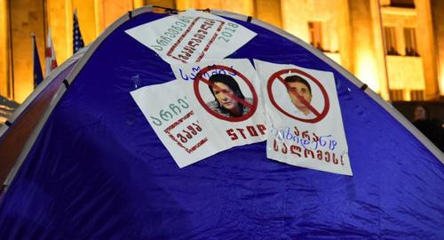 Tent at the parliament building in Tbilisi, December 16, 2018. Photo: Sputnik / Vladimir Umikashvili. https://sputnik-georgia.ru/politics/20181217/243520369/Aktsii-bez-pereryva-oppozitsiya-rasskazala-o-svoikh-planakh.html