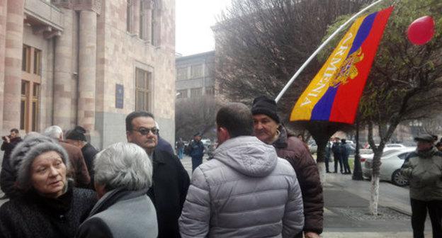 Former workers of the "Nairit" plant at the building of the Armenian government. Photo by Armine Martirosyan for the Caucasian Knot