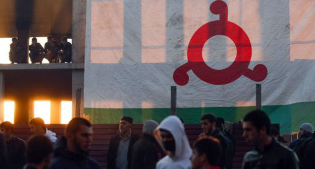 Flag of Ingushetia at the protest action in Magas, October 2018. Photo: REUTERS/Maxim Shemetov