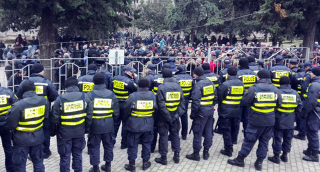 Protest action in front of the Gurdjaani District Court. Photo by Inna Kukudzhanova for the Caucasian Knot