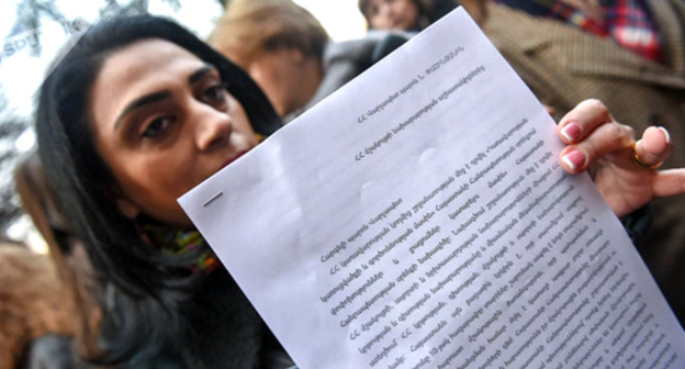 Tatevik Sukaisyan, an employee of the Ministry of Culture, in front of the Armenian Government building in Yerevan, December 21, 2018. Photo: Sputnik/ Asatur Yesayants. https://ru.armeniasputnik.am/society/20181221/16367163/zabastovka-i-akciya-protesta-v-yerevan-sotrudniki-ministerstv-nedovolny-planami-pashinyan.html