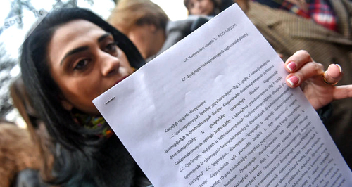 Tatevik Sukaisyan, an employee of the Ministry of Culture, in front of the Armenian Government building in Yerevan, December 21, 2018. Photo: Sputnik/ Asatur Yesayants. https://ru.armeniasputnik.am/society/20181221/16367163/zabastovka-i-akciya-protesta-v-yerevan-sotrudniki-ministerstv-nedovolny-planami-pashinyan.html