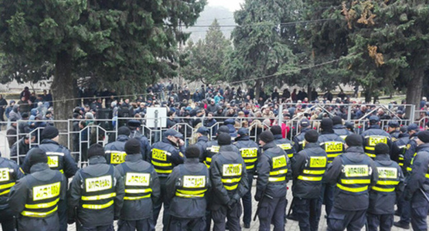 Policemen in the backyard of the Gurdjaani District Court, December 20, 2018. Photo by Inna Kukudzhanova for the Caucasian Knot