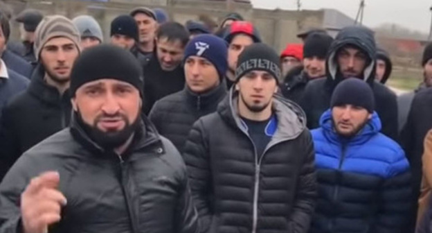 Residents of Makhachkala block the road, December 21, 2018. Screenshot from video by user gazetachernovik https://www.youtube.com/watch?v=q2uzx5Sp7_Y