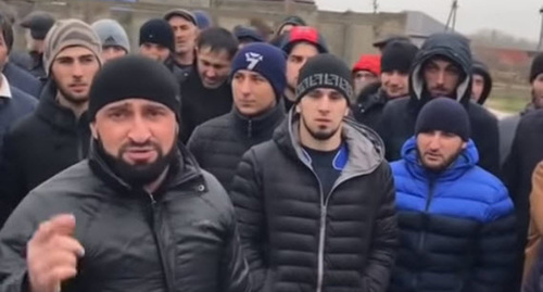 Residents of Makhachkala block the road, December 21, 2018. Screenshot from video by user gazetachernovik https://www.youtube.com/watch?v=q2uzx5Sp7_Y