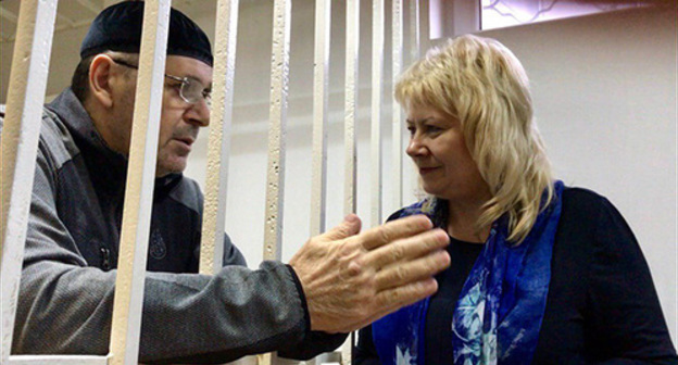 Oyub Titiev with his advocate Marina Dubrovina in the court room. Photo by Patimat Makhmudova for the "Caucasian Knot"