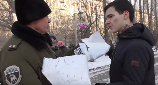 Cossacks took posters away from the picketers. Volgograd, December 17, 2018. Screenshot of the video by the user Galetki https://www.youtube.com/watch?v=F4660hPEUEU