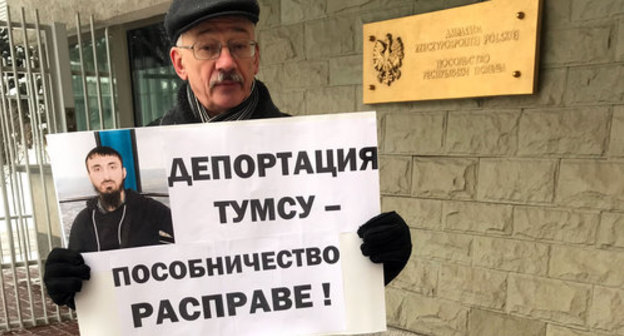 Oleg Orlov with a poster. Photo by Oleg Krasnov for the "Caucasian Knot"