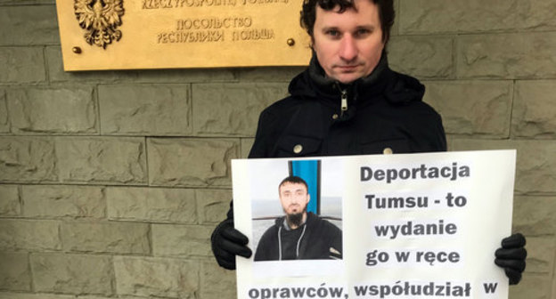 Vladimir Malykhin with a poster in Polish. December 28, 2018. Photo by Oleg Krasnov for the "Caucasian Knot"