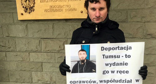 Vladimir Malykhin with a poster in Polish. December 28, 2018. Photo by Oleg Krasnov for the "Caucasian Knot"