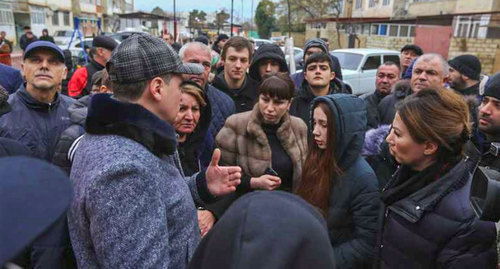 Residents of burning residential building in Derbent, January 3, 2019. Photo: http://e-dag.ru/novosti/novosti-pravitelstva/artjom-zdunov-provel-operativnoe-soveshchanie-v-svyazi-s-chs-v-g-derbente.html#!prettyPhoto[gallery647feb54ba]/5/