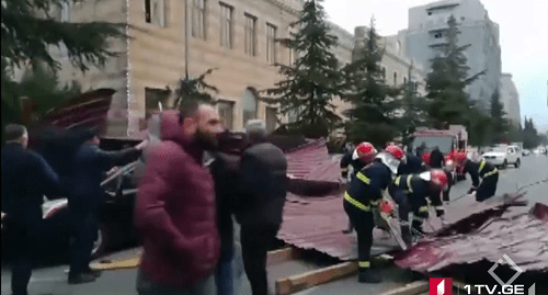 Rescuers clear the debris after hurricane in Batumi. Screenshot from video reportage by First Channel, https://1tv.ge/ru/news/silnyj-veter-v-batumi-sorval-kryshu-s-zhilogo-doma-est-postradavshie/