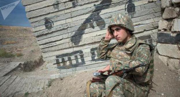 A soldier of the army of Nagorno-Karabakh. Photo: Sputnik/ Ilya Pitalyov https://ru.armeniasputnik.am/karabah/20180407/11302226/azerbajdzhan-uvelichil-chastotu-narushenij-rezhima-prekrashcheniya-ognya-v-karabahe.html