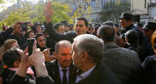 Ali Kerimli, the leader of the oppositional Popular Front Party of Azerbaijan (PFPA), making a speech after the court session. Photo by Aziz Karimov for the "Caucasian Knot"