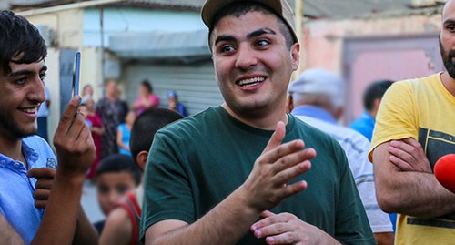 Mekhman Guseinov (in the center). Photo by Aziz Karimov for the "Caucasian Knot"