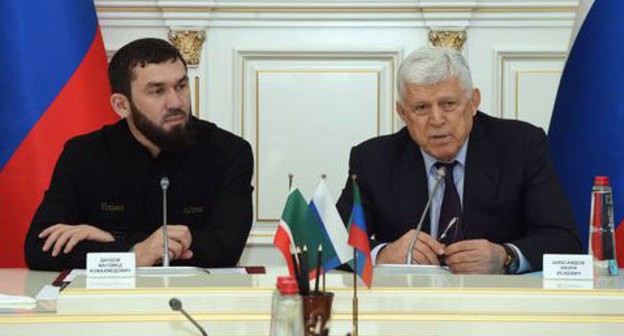 Magomed Daudov (on the left) at the meeting with the head of Dagestan, Vladimir Vasiliev. Photo http://www.parlamentchr.ru/press-centre/news/8567-magomed-daudov-posetil-dagestan-dlya-obsuzhdeniya-voprosov-organizatsii-raboty-po-vneseniyu-v-gosudarstvennyj-kadastr-nedvizhimosti-svedenij-o-granitse-mezhdu-rd-i-chr