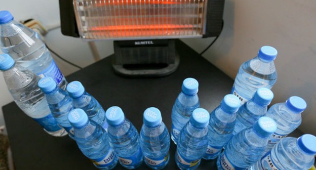 Bottled water at the office of the "Musavat" Party where the political prisoners held a hunger strike. Photo by Aziz Karimov for the "Caucasian Knot"