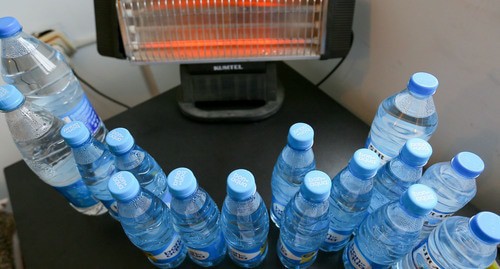 Bottled water at the office of the "Musavat" Party where the political prisoners held a hunger strike. Photo by Aziz Karimov for the "Caucasian Knot"