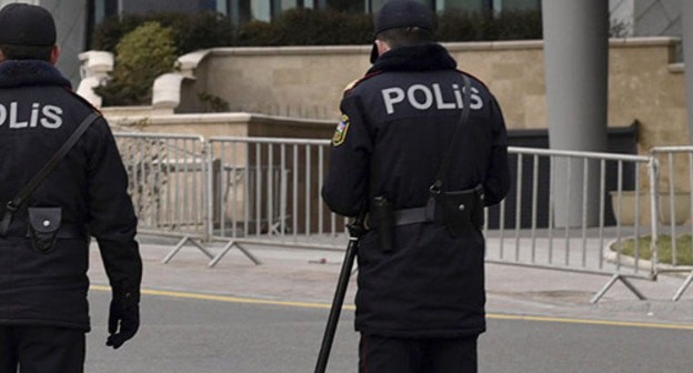 The policemen in Baku. Photo © SPUTNIK / MURAD ORUJOV https://az.sputniknews.ru/incidents/20180523/415469811/pistolet-avtobus-passazhir-policejskij-hyrdalan.html