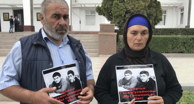 Parents of Gasanguseinov brothers hold picket, September 2018. Photo by Patimat Makhmudova for the Caucasian Knot