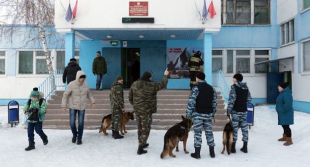 Firemen and policemen arrive after receiving reports of bombs. Photo: Pavel Miroshkon, http://v1.ru/text/gorod/65898671 