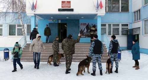 Firemen and policemen arrive after receiving reports of bombs. Photo: Pavel Miroshkon, http://v1.ru/text/gorod/65898671 