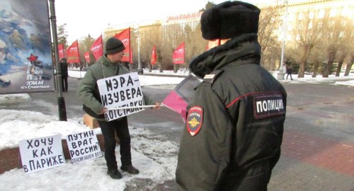 Solo picketer talks to policeman in Volgograd, January 31, 2019. Photo by Vyacheslav Yaschenko for the Caucasian Knot