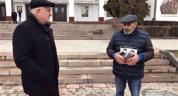 Murtazali Gasanguseinov (right) holds picket, Makhachkala. Photo by Patimat Makhmudova for the Caucasian Knot