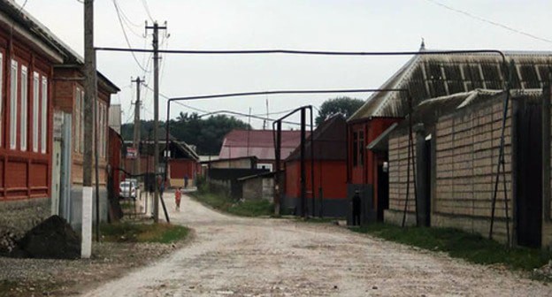 Gas pipelines above a street in Chechen village. Photo by Magomed Magomedov for the Caucasian Knot