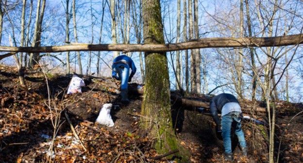 Gatherers of wild garlic. Photo: Radio Marsho (RFE/RL)