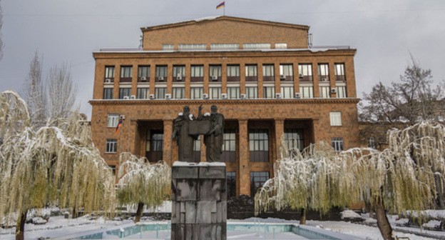 The Yerevan State University. Photo: Սէրուժ Ուրիշեան (Serouj Ourishian) https://ru.wikipedia.org