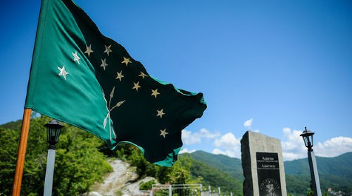 Circassian flag. Photo: © Nina Zotina, Yuga.ru https://www.yuga.ru/articles/society/8582.html