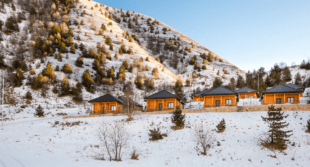 Cottages in the "Kezenoy-Am" tourist complex. Photo by the press service of the "Kezenoy-Am" tourist complex http://kezenoy-am.ru