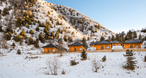 Cottages in the "Kezenoy-Am" tourist complex. Photo by the press service of the "Kezenoy-Am" tourist complex http://kezenoy-am.ru