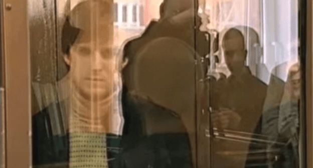 Lors Khamiev behind bars in the Moscow City Court, 2009. Photo: screenshot of the report by NTV channel https://www.ntv.ru/video/155331/