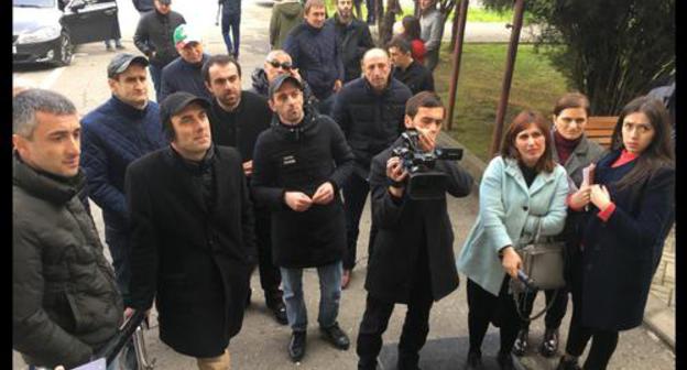 Protesters and journalists near the buiding of the Parliament of Abkhazia on February 2, 2019. Photo by Dmitry Stateynov for the "Caucasian Knot"