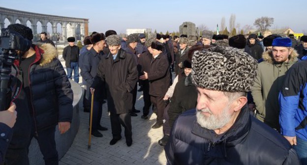 People near the Memorial for the memory  of the victims of political repressions in Nazran, February 23, 2019. Photo by Umar Yovloy for the "Caucasian Knot"